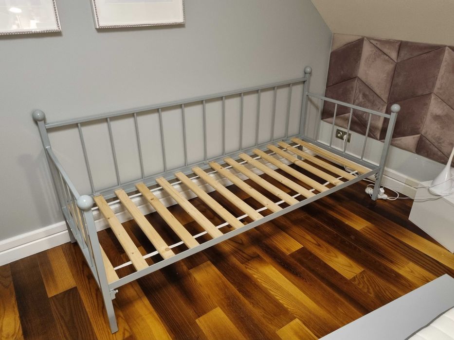 Łożko - metalowa rama łóżka z materacem