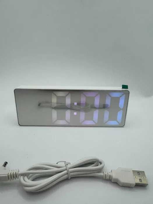 Kolorowy cyfrowy zegarek, funkcje daty i temperatury