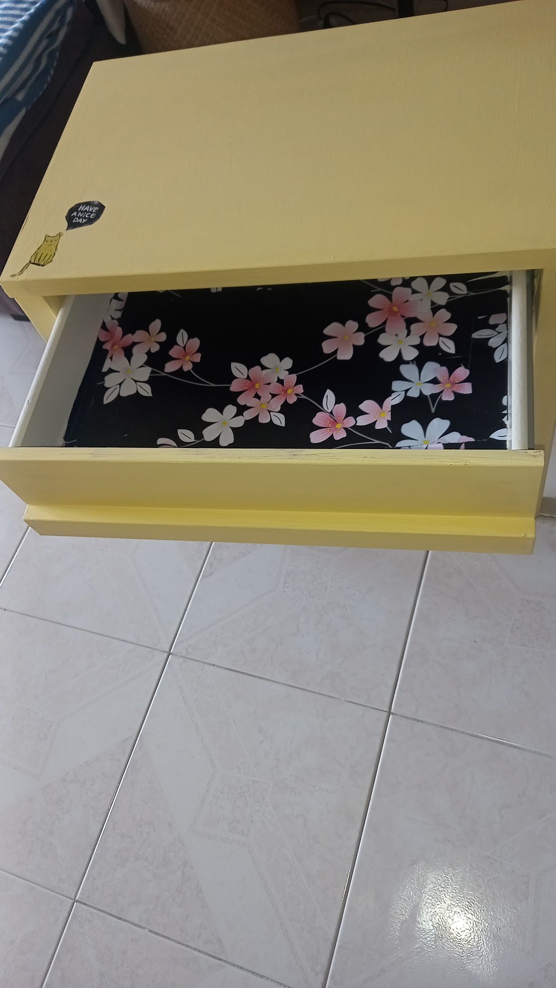 Mesa de apoio/cabeceira, pintada com tinta água (não tóxica).