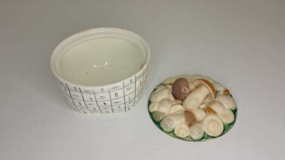 Шкатулка "Грибы" грибное лукошко. Фаянс ЗИК Конаково СССР. Редкая.