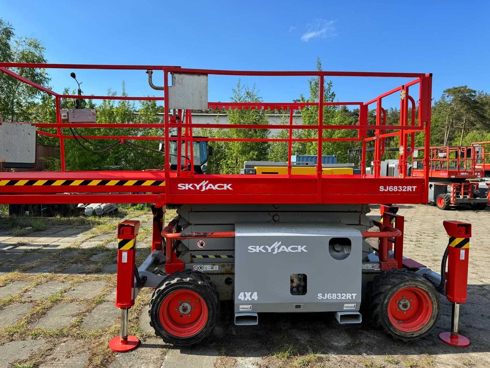 Podnośnik nożycowy SKY JACK SJ6832RT, 4x4, 2011, 12m. netto: 46.000