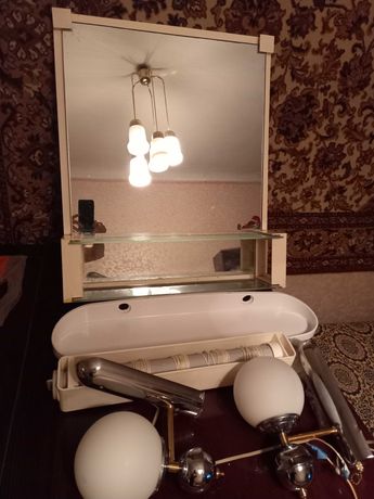 Зеркало и светильники для ванной комнаты