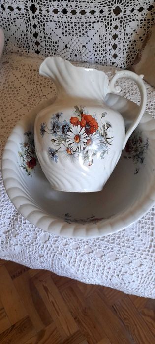 Jarro e bacia em cerâmica muito antigo