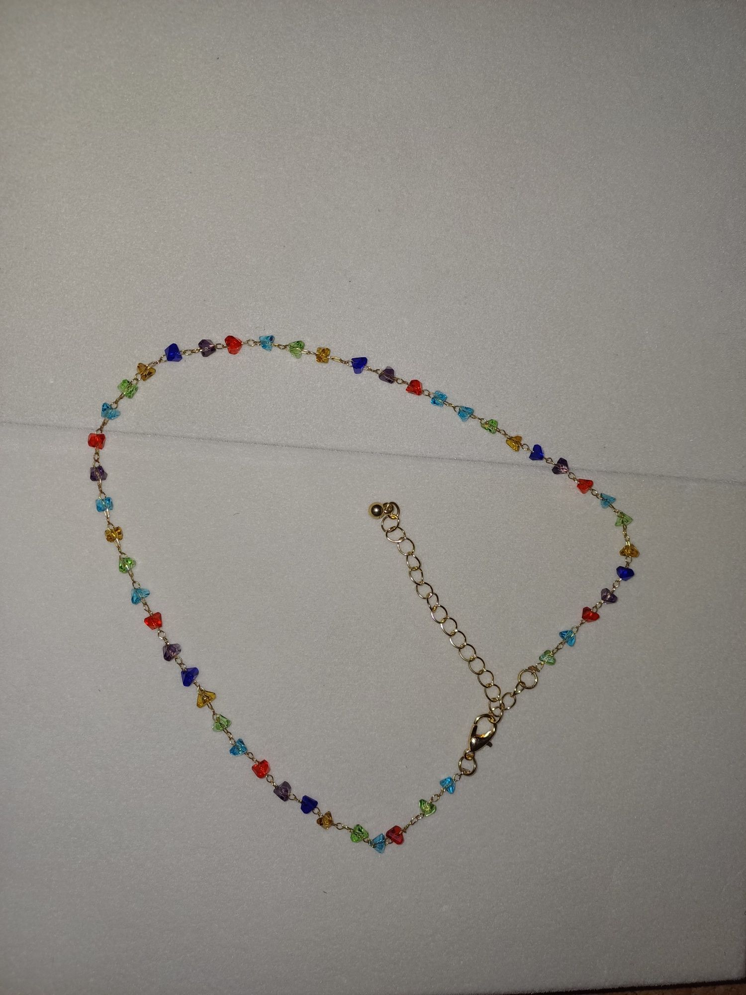 Colar dourado com contas coloridas. Novo.