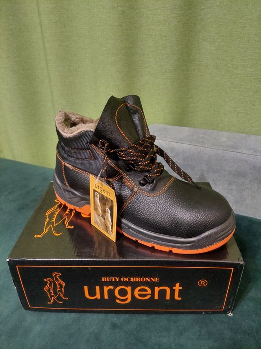 Продам новые рабочии зимнии ботинки на меху 44 размера .