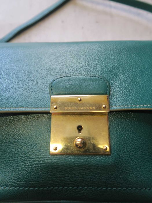 Marc Jacobs skórzana torebka z długim paskiem