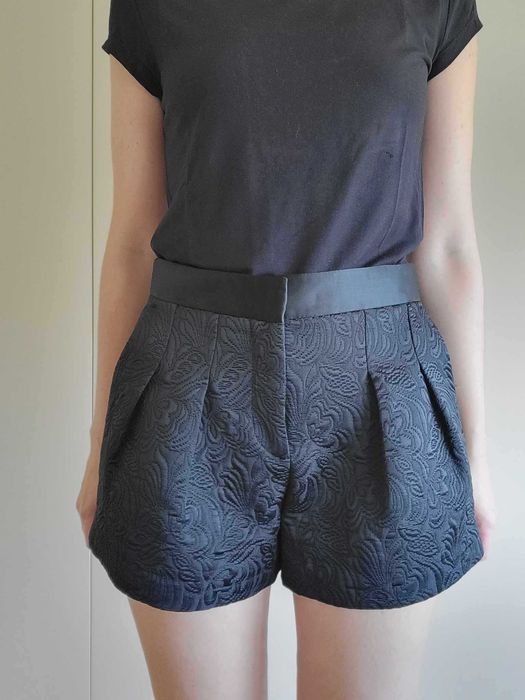 Calções Curtos Pretos Lavrados - ZARA