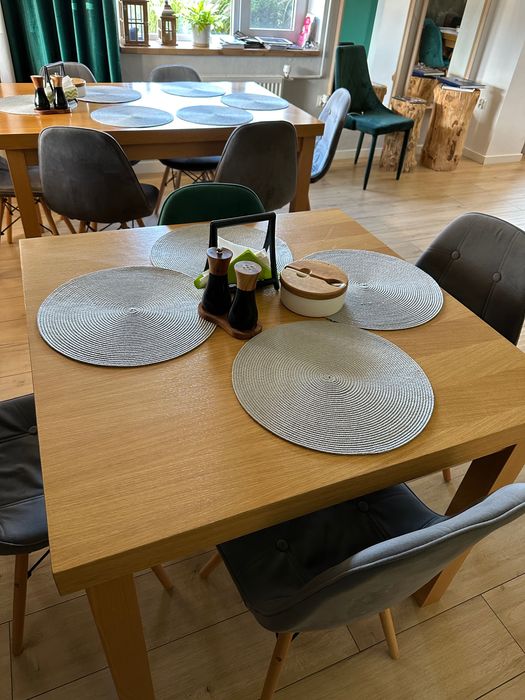 Sprzedam krzesła 25 sztuk i stoły komplety 6 stołów