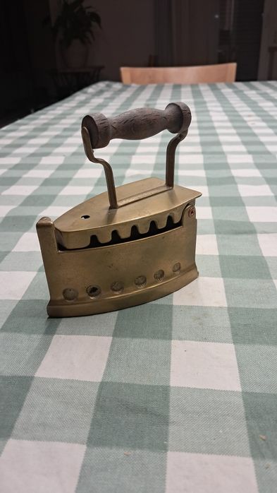 Żelazko małe z duszą stare prl zabytkowe miedziane