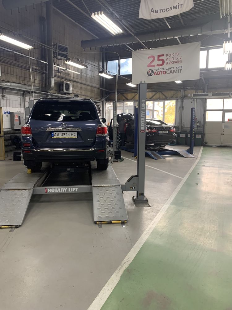 Продам офіційну Toyota Highlander 2011 3,5