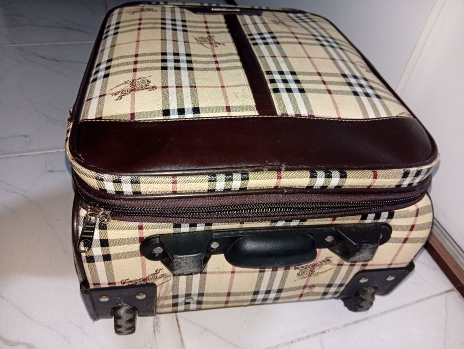 Чемодан на колесах с ручкой 40 литров