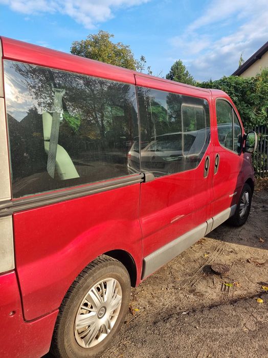 Sprzedam auto Renault Trafic 2.0 dCi 9 osobowy z 2007 roku.