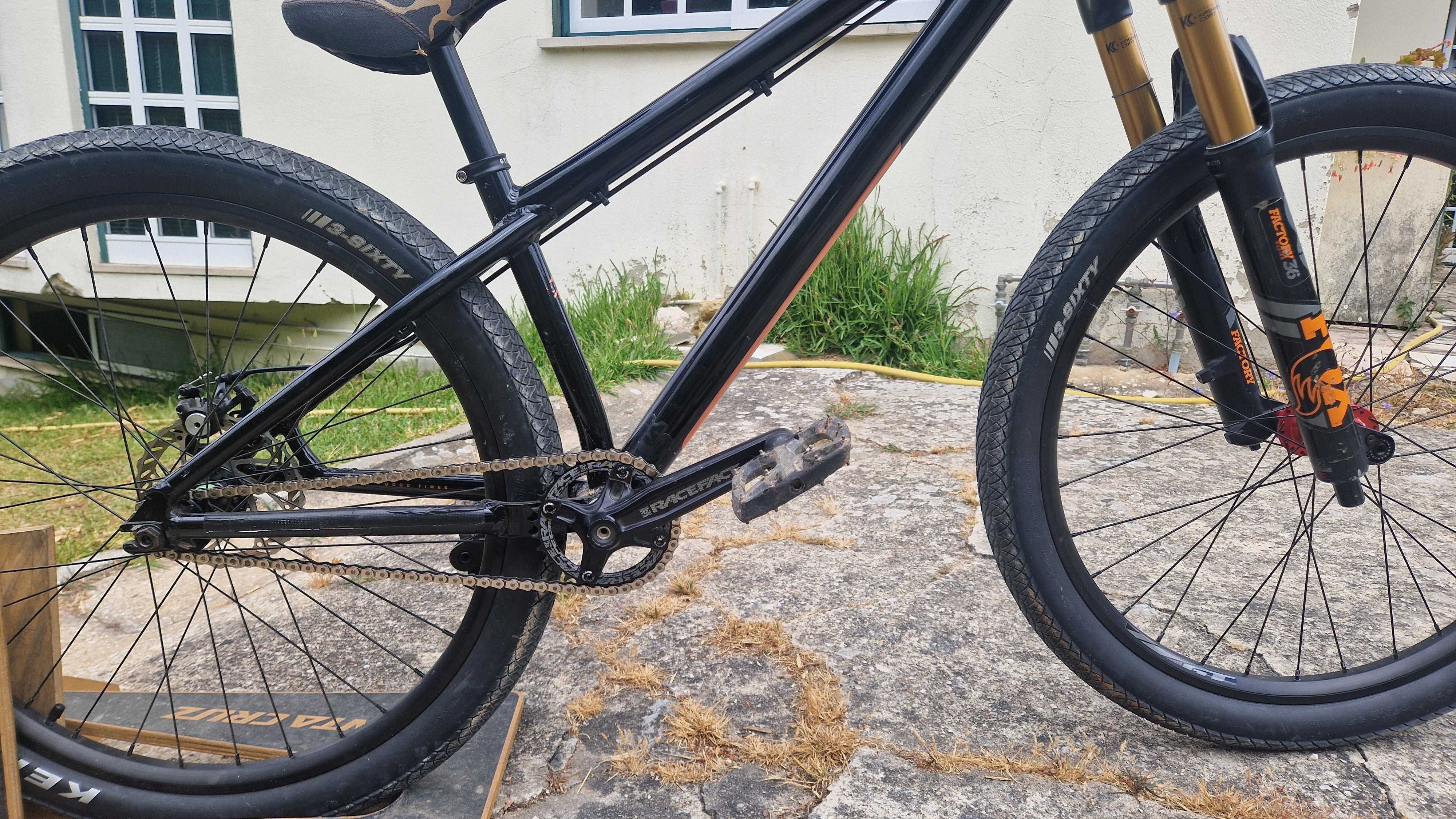 Bike Dirt GT La Bomba 2025