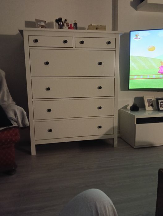 Cómoda hemnes do IKEA