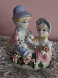 Figurka porcelanowa dzieci na hustawce