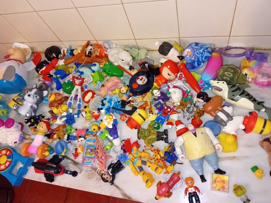 Conjunto de Bonecos e Figuras Diversos