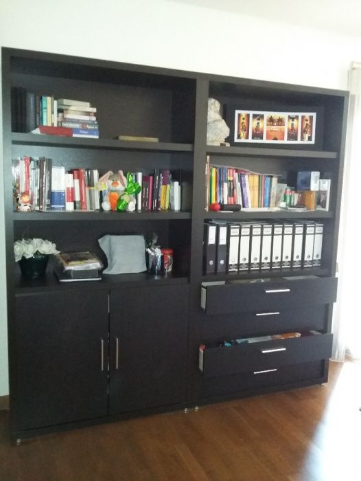 Mobiliário de escritório de cor wengué (secretária e estantes)