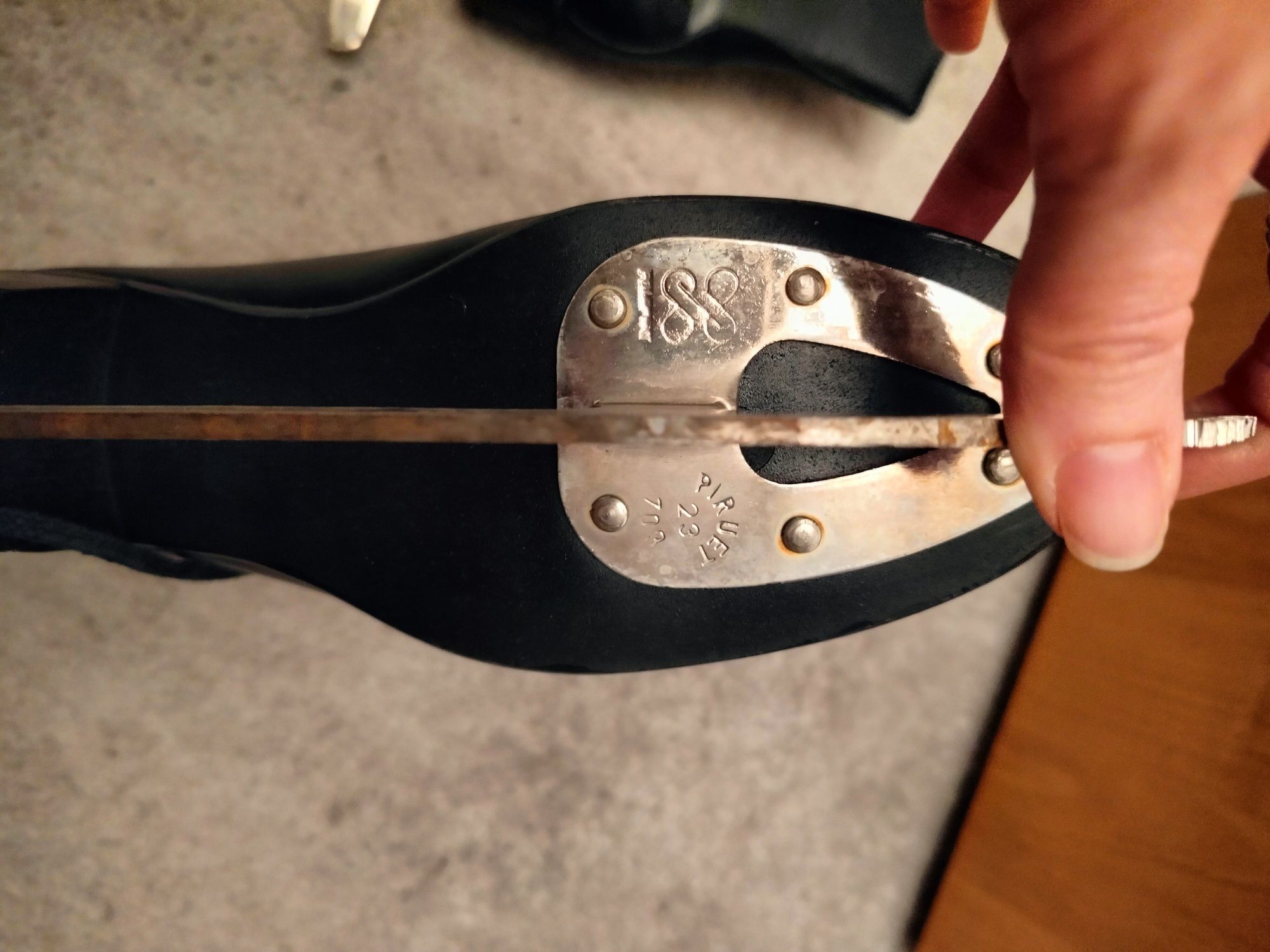 Łyżwy figurowe czarne piruet Polsport 37