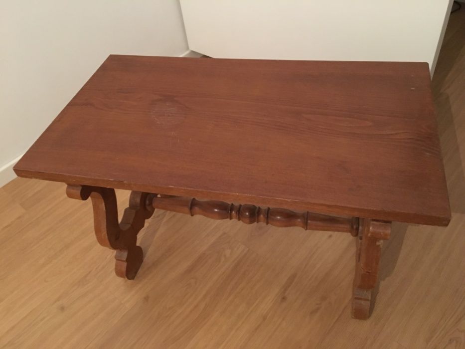 Mesa de centro ou mesa de TV em madeira maciça antiga