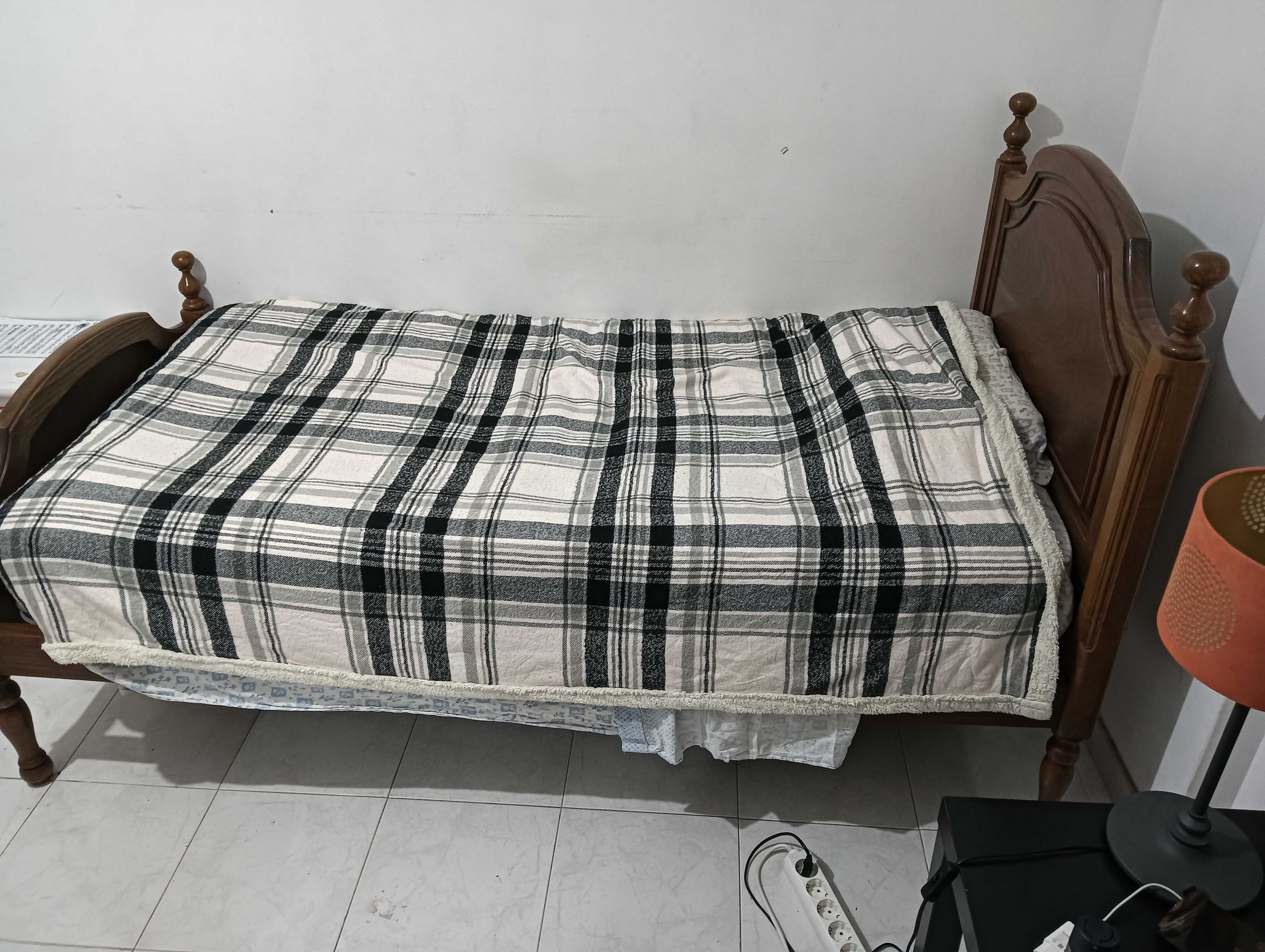 Cama e colchão. Usado apenas por 6 meses.