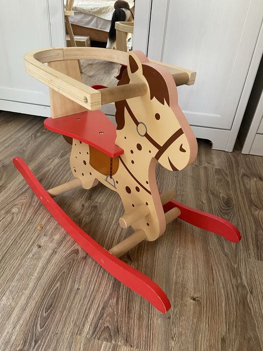 Drewniany kon na biegunach
