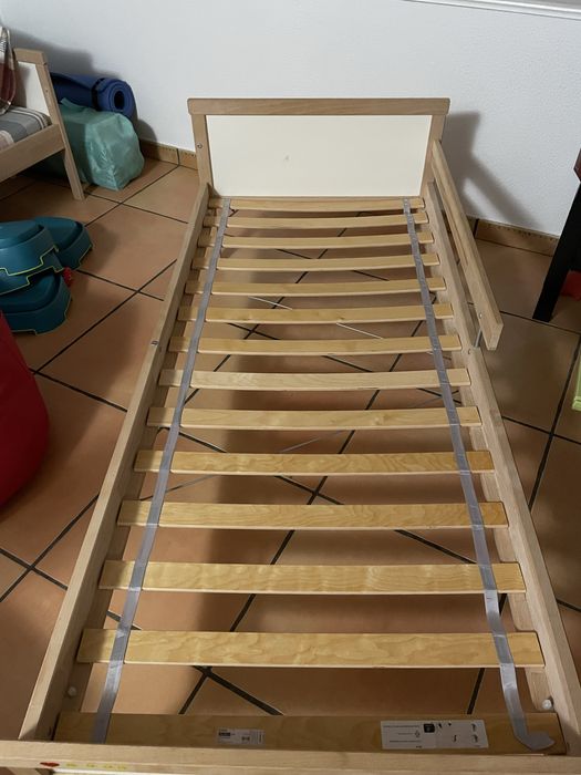 Duas camas individuais com colchão IKEA para criança 1,60