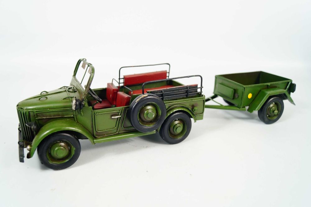 Metalowy pojazd - stary samochód wojskowy z przyczepką Jeep