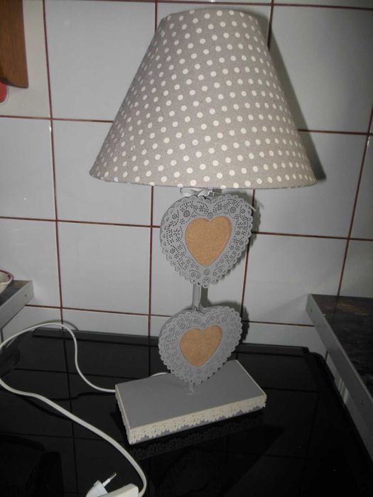 Lampa stołowa z dwoma ramkami na zdjęcia