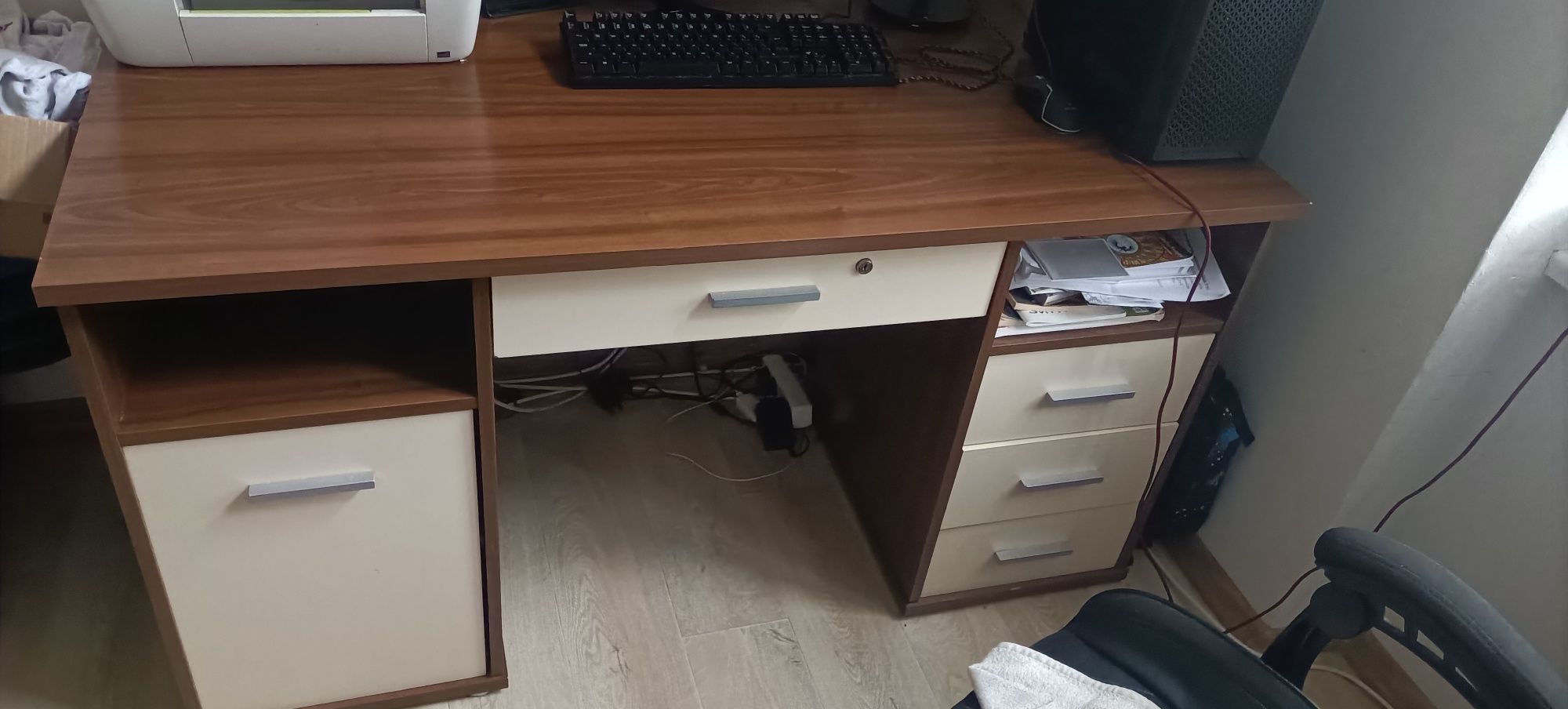 biurko szkolne w bardzo dobrym stanie , ślady mało widoczne