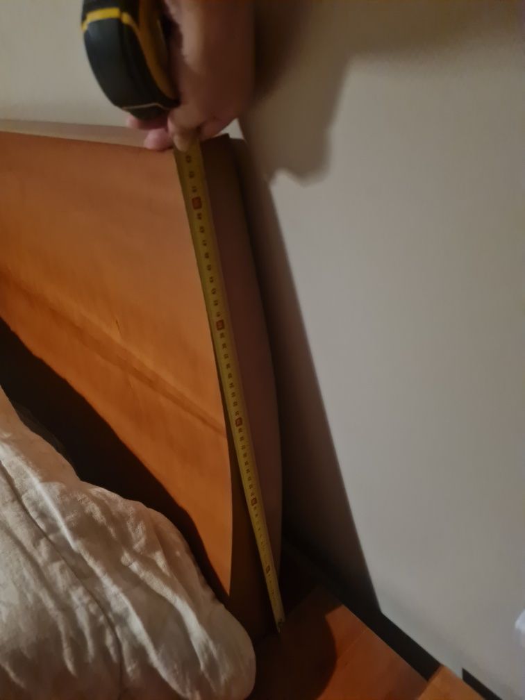 Quarto cama com 2 mesas de cabeceira