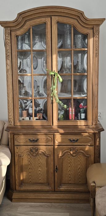 Drewniany kredens witryna