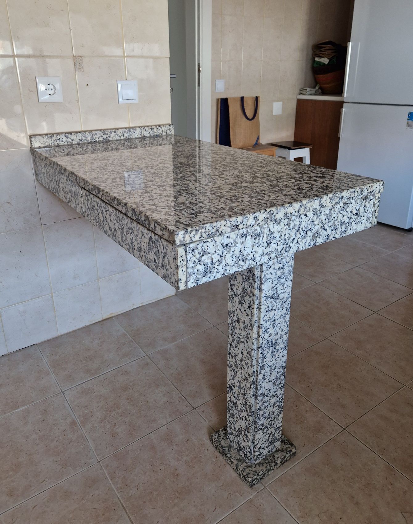 Mesa-balcão em pedra