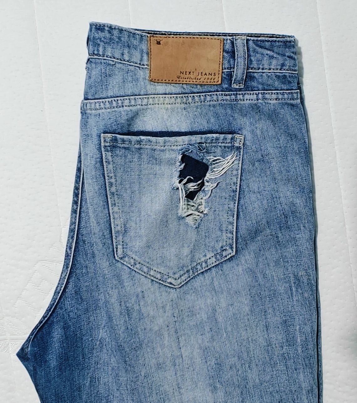 Damskie dżinsy straight jeans z dziurami i przetarciami