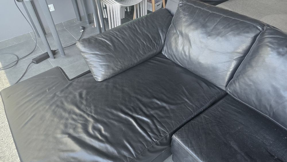 Sofá com 4 lugares em pele preto