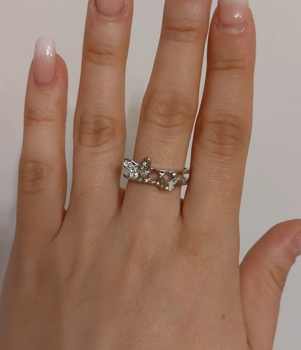 Pierścionek damski regulowany z motylami w kolorze srebra