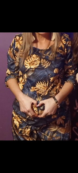 Sukienka wizytowa  w liście złote monstery kimono z paskiem