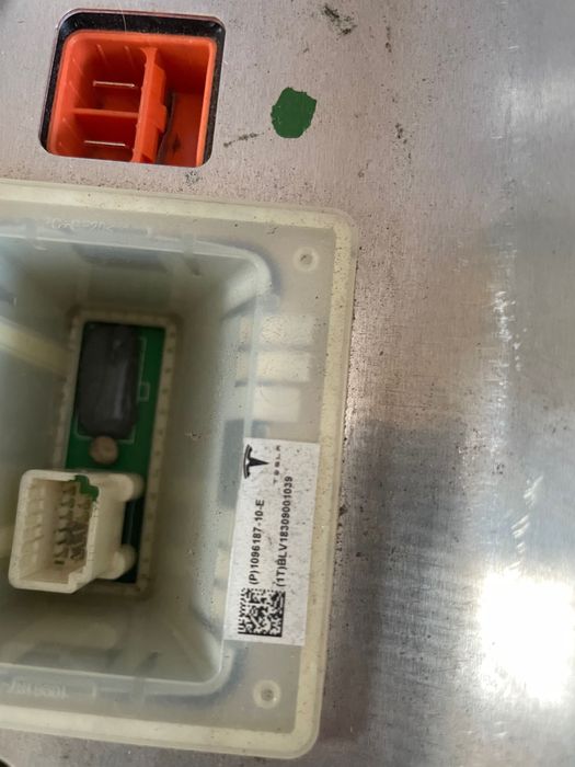 Чарджер тесла 3 з батареї 75кв