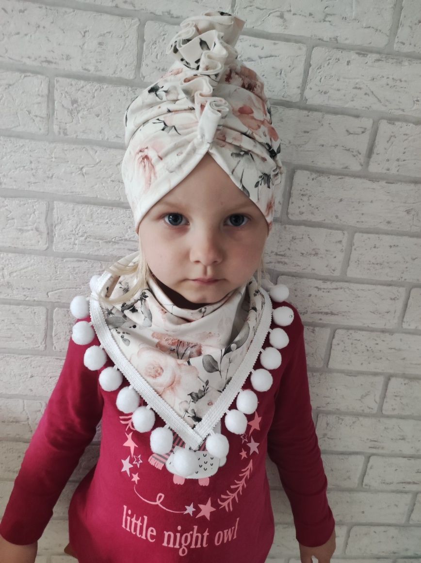 Turban chusta kwiaty print pompony białe zestaw komplet marszczenie
