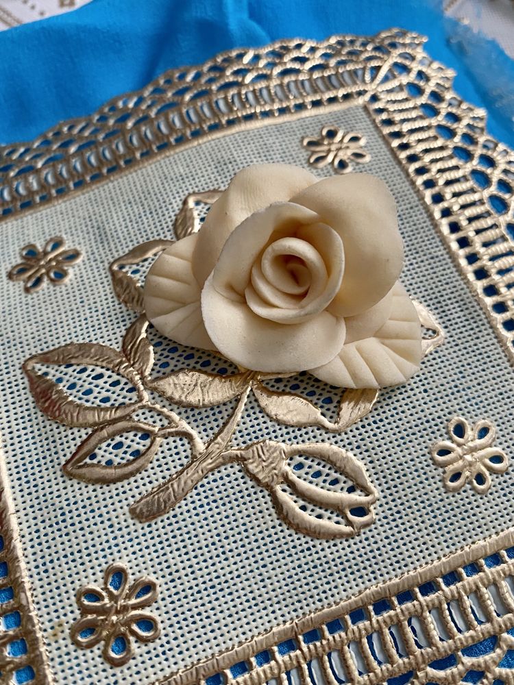 broszka handmade róża herbaciana biała vintage PRL retro