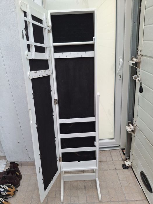 Móvel guarda jóias