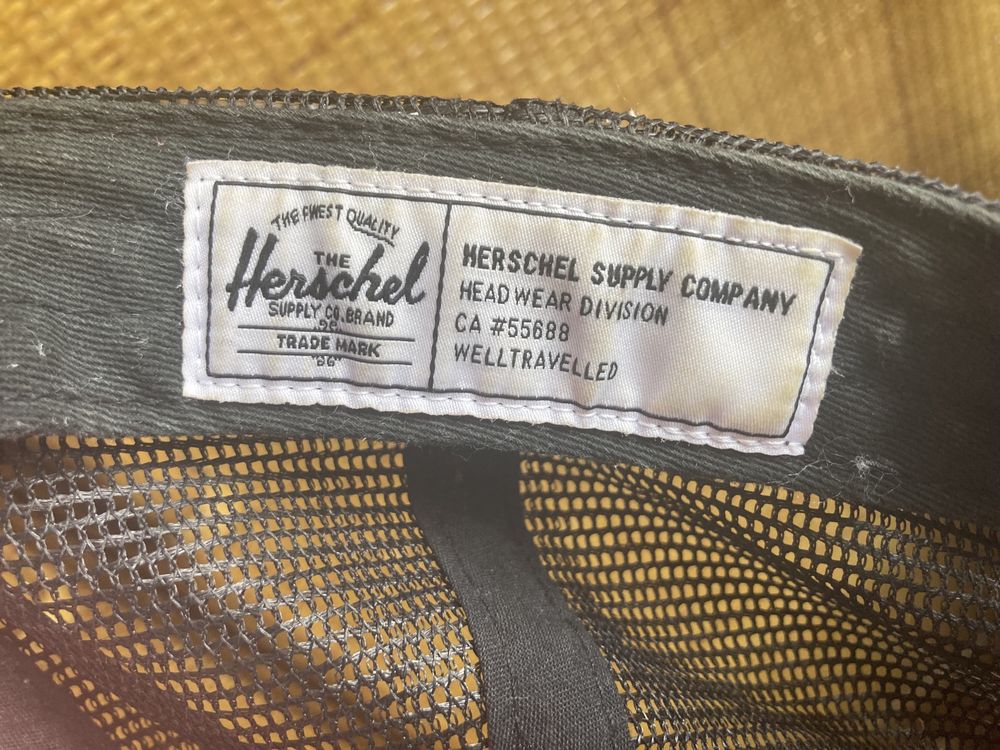 Czapka z daszkiem trucker czarna Herschel