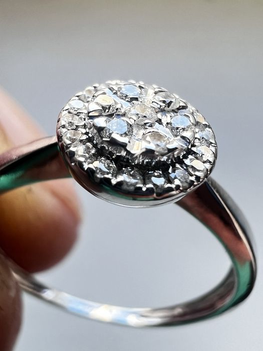 Золотое кольцо с бриллиантами  17р, 750’