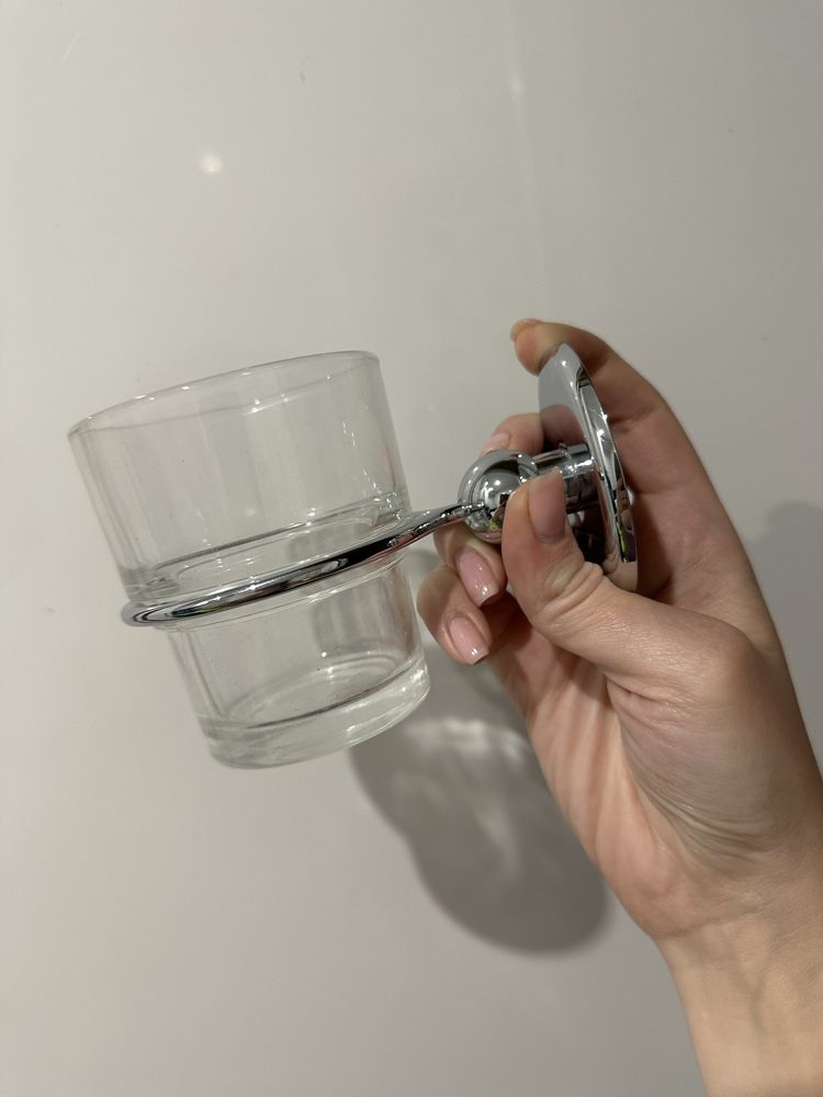 Підвісний стакан для ванної кімнати
