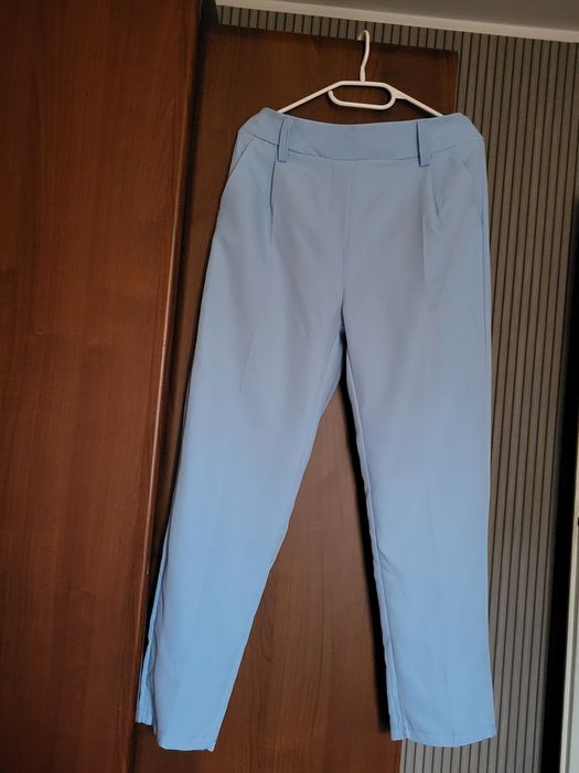 Spodnie damskie materiałowe z kieszeniami.  Rozmiar z metki XXL.