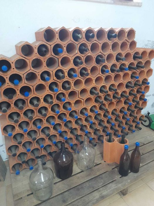 Garrafeira em tijolo + garrafas de rosca