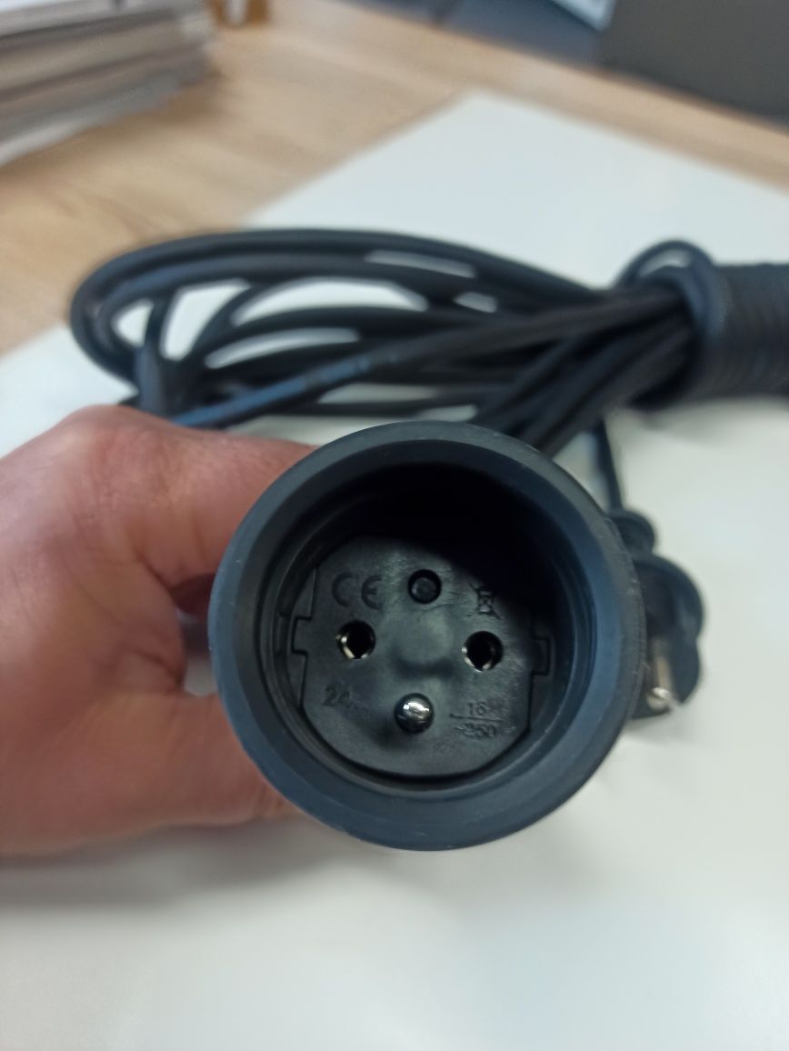 Przedłużacz, kabel z wtyczką.