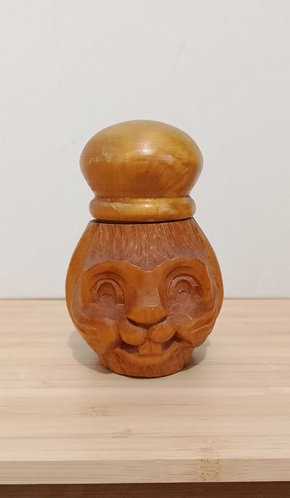 Zabytek Unikat. Stary młynek do przypraw DrewnianyZając/Kolekcjonerski