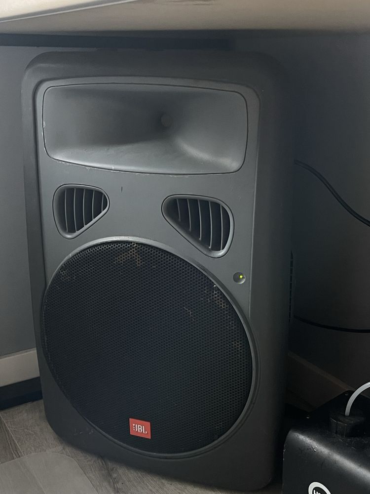 jbl eon 15P aktywna kolumna glośnik imprezowy glośny 200W