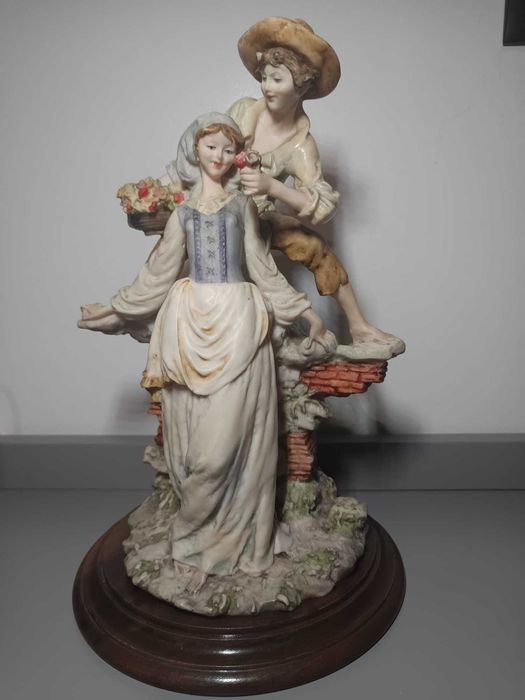 Escultura de Porcelana Clássica – Cena Romântica