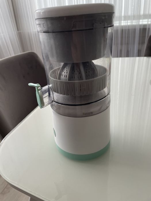 Соковитискач з апельсинів